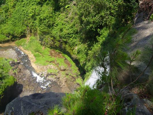 Vista superior de la cascada, al fondo podemos observar la riqueza natural que será destrosada. 