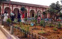 Mujeres del municipio sembrando plantas de jardín en el año de 1992, fecha en la que se modifico el parque de su diseño original y se construyo el kiosco.