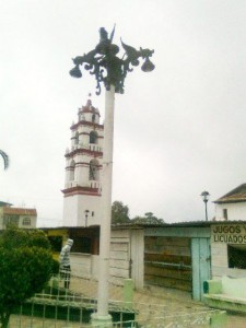 Poste de luz, sin focos Poste de luz, sin focos