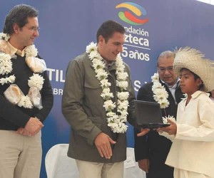 Entrega Moreno Valle computadoras a niños y niñas indígenas