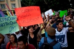Reciben a Peña Nieto con protestas en Oaxaca.