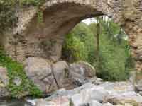 Arco de puente colorado desgastado