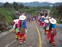 Recorrido visitando a la localidad de Atemeya con los los toritos para la feria y acompaados con la danza de los Santiaguitos.